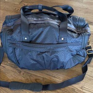 lululemon athletica Urban Warrior Travel Duffell, EXCELLENT CONDITION NF